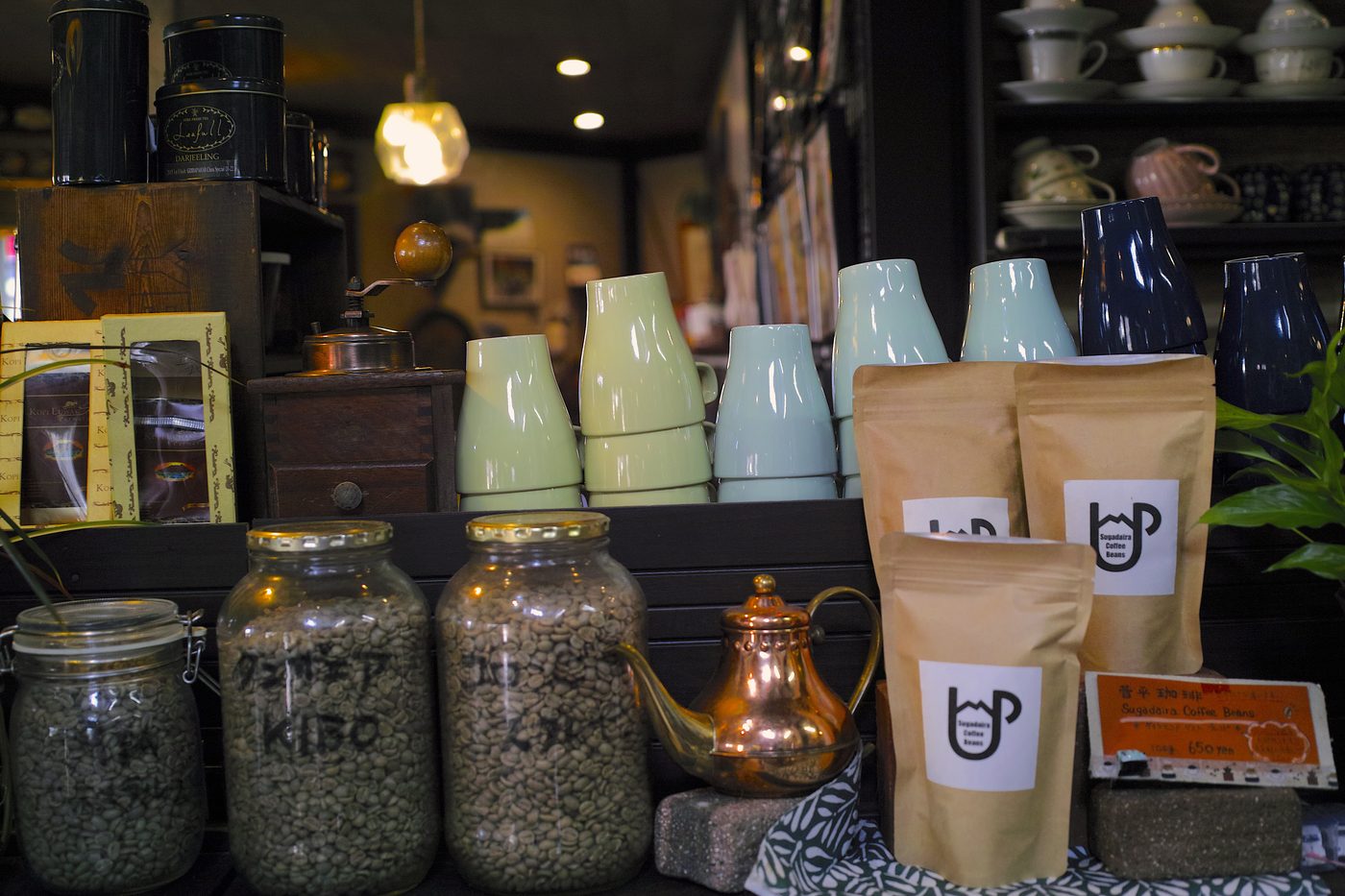 自家焙煎用のコーヒー生豆とミントグリーンのカップ